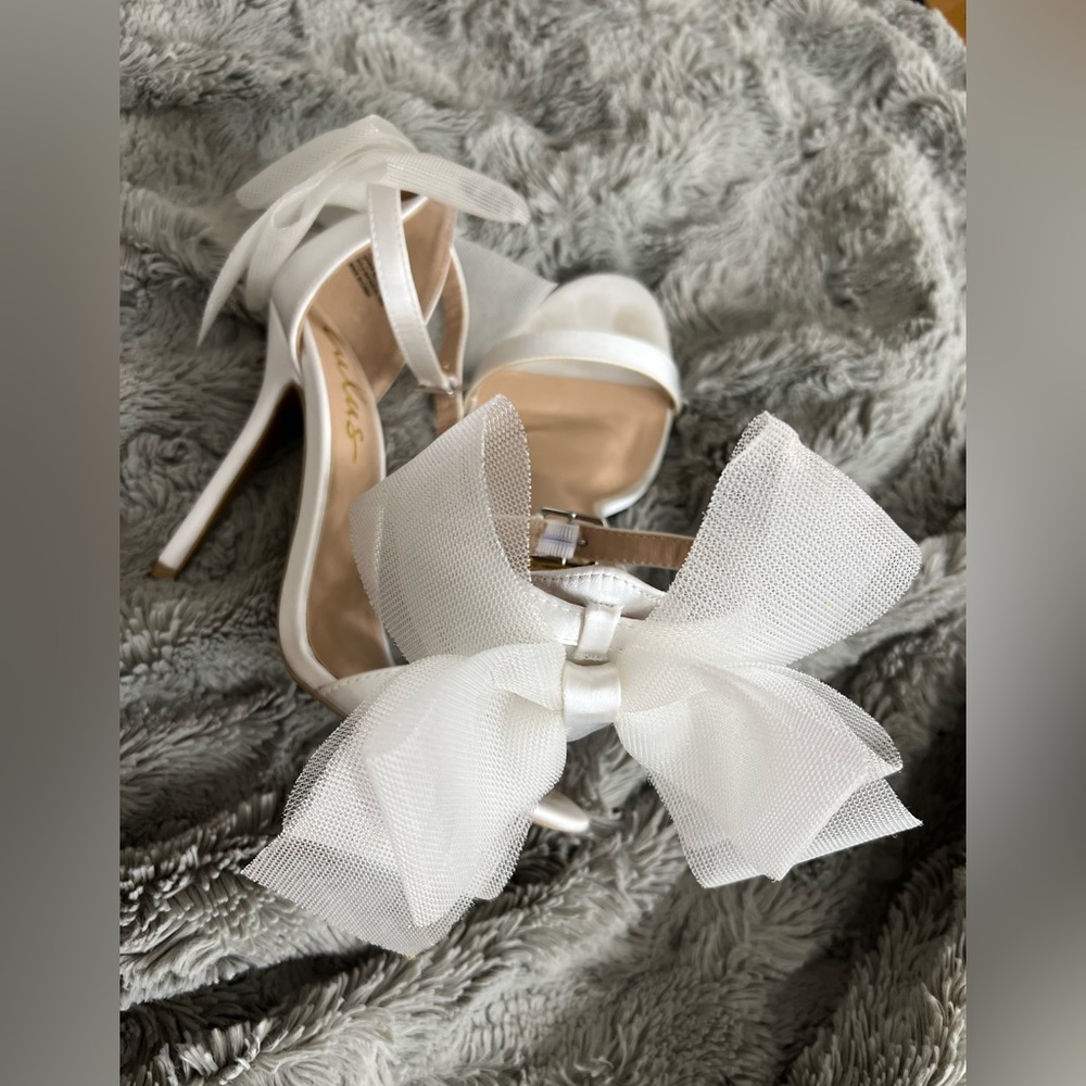 Size 7 lulus heels. I wore these for a few hours at my wedding